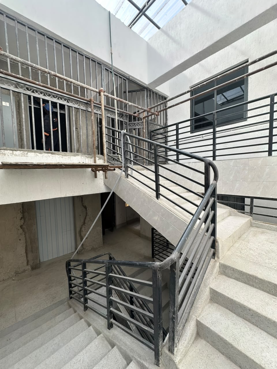 Structural steel frame construction for a multi-storey building